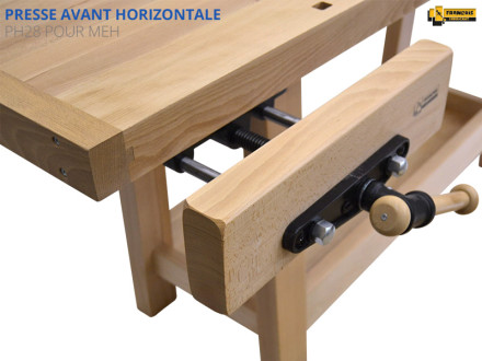 Presse manuelle avant horizontale PH28 équipant nos établis bois. En fonte et acier massif, avec2 axes de guidages pour un serrage puissant. Qualité professionnelle